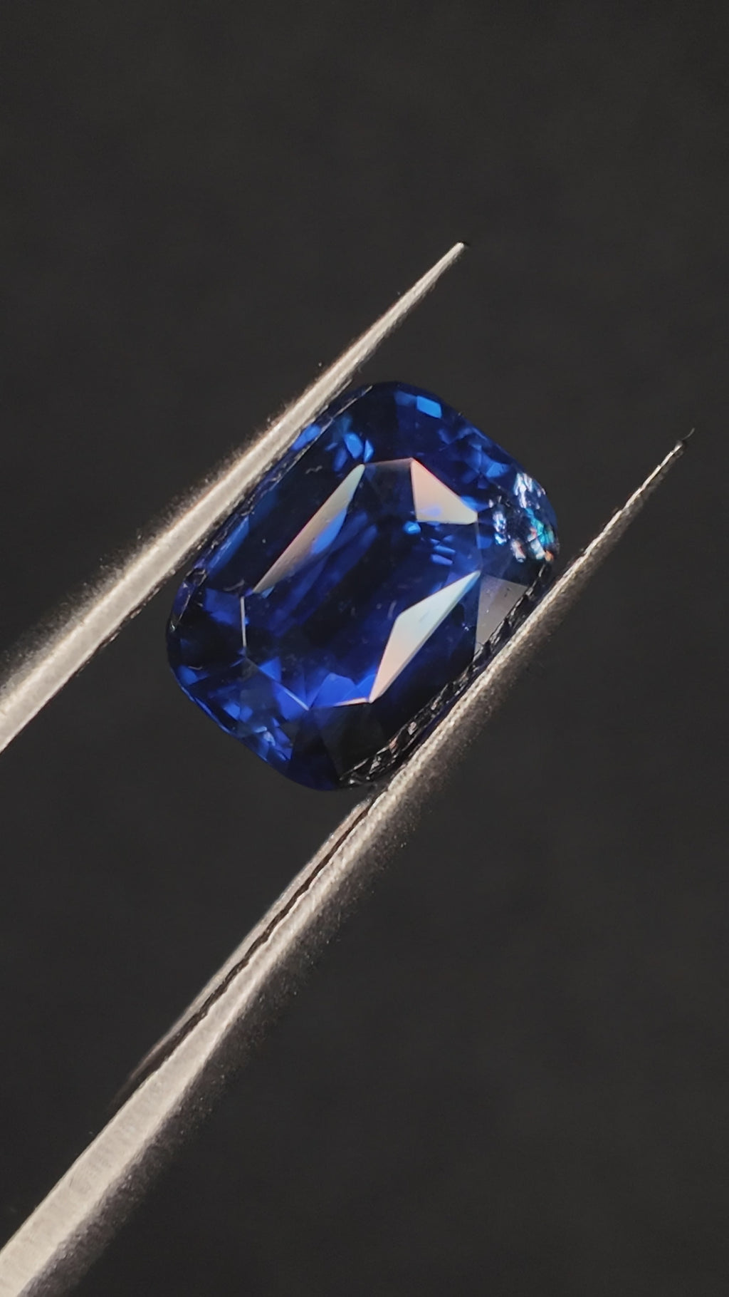 2.56ct Sapphire ROYAL BLUE H 8,37* 6,29* 5,02 mm AIGS