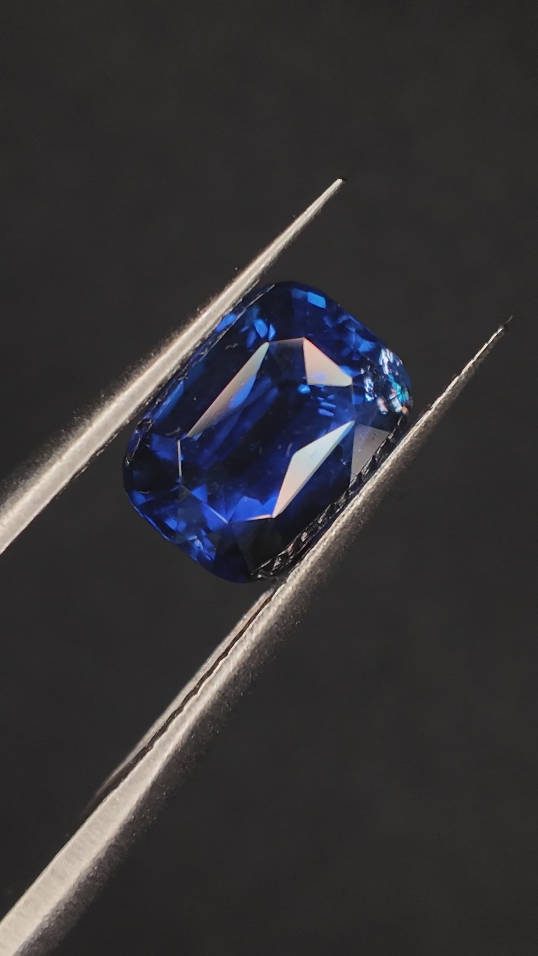 2.56ct Sapphire ROYAL BLUE H 8,37* 6,29* 5,02 mm AIGS