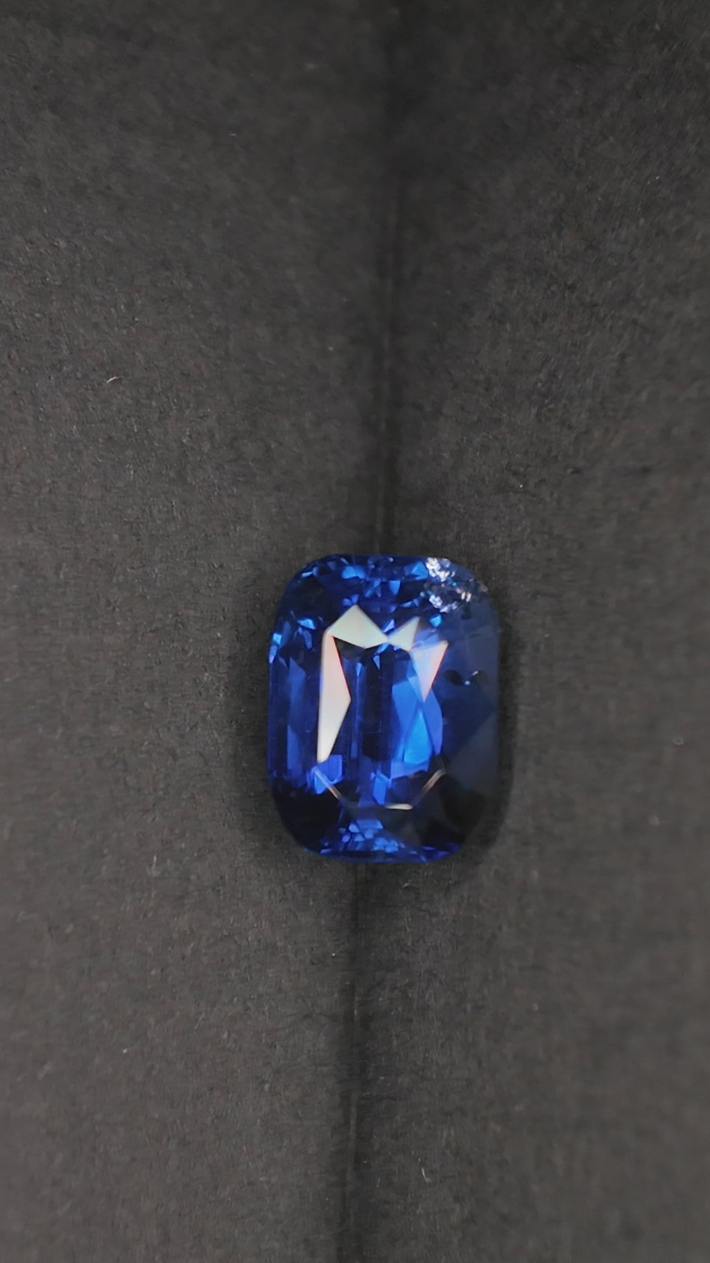 2.56ct Sapphire ROYAL BLUE H 8,37* 6,29* 5,02 mm AIGS