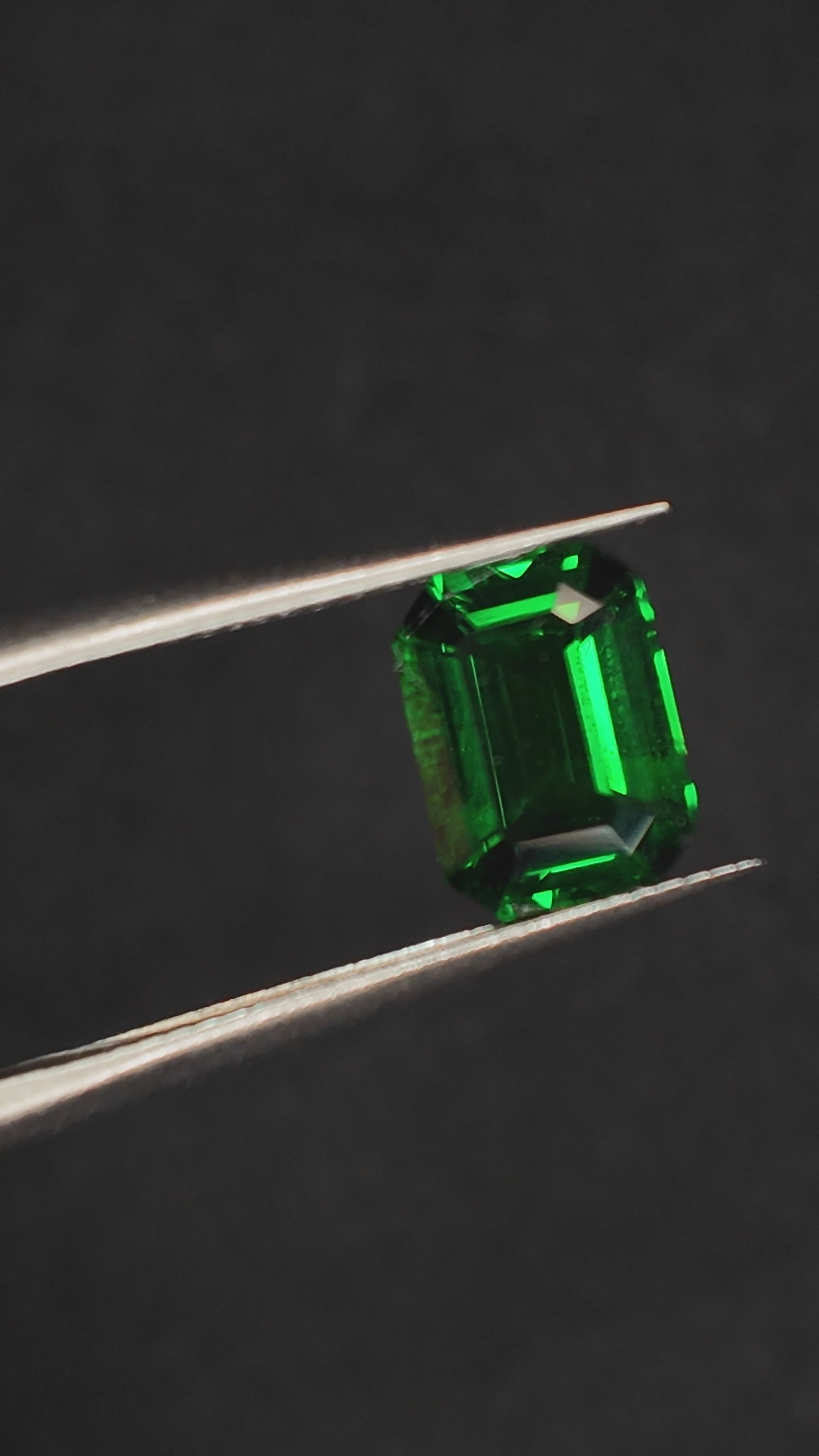 2ct Tsavorite green untreated 8,15 * 5,97 *3,43 mm